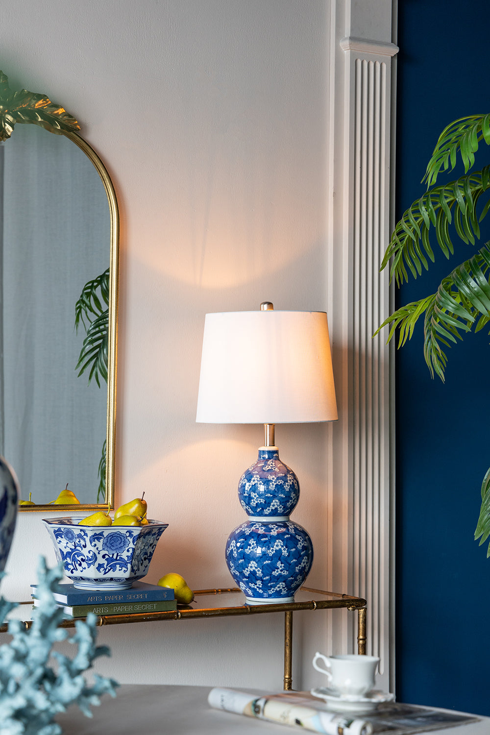 Lyxen Azure Crest Lamp