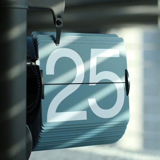 LYXEN RetroFlip – Automatic Walnut-Base Flip Clock