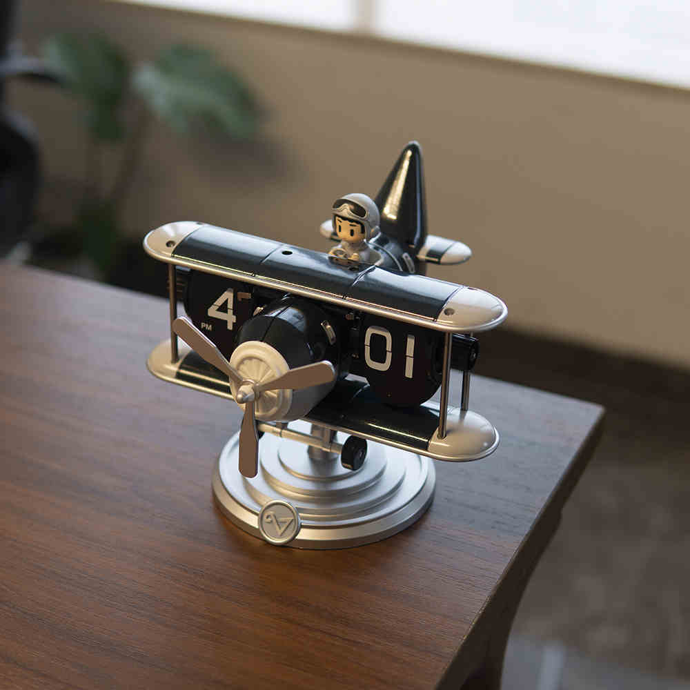 LYXEN AeroFlip – Luxury Aviation-Inspired Flip Clock