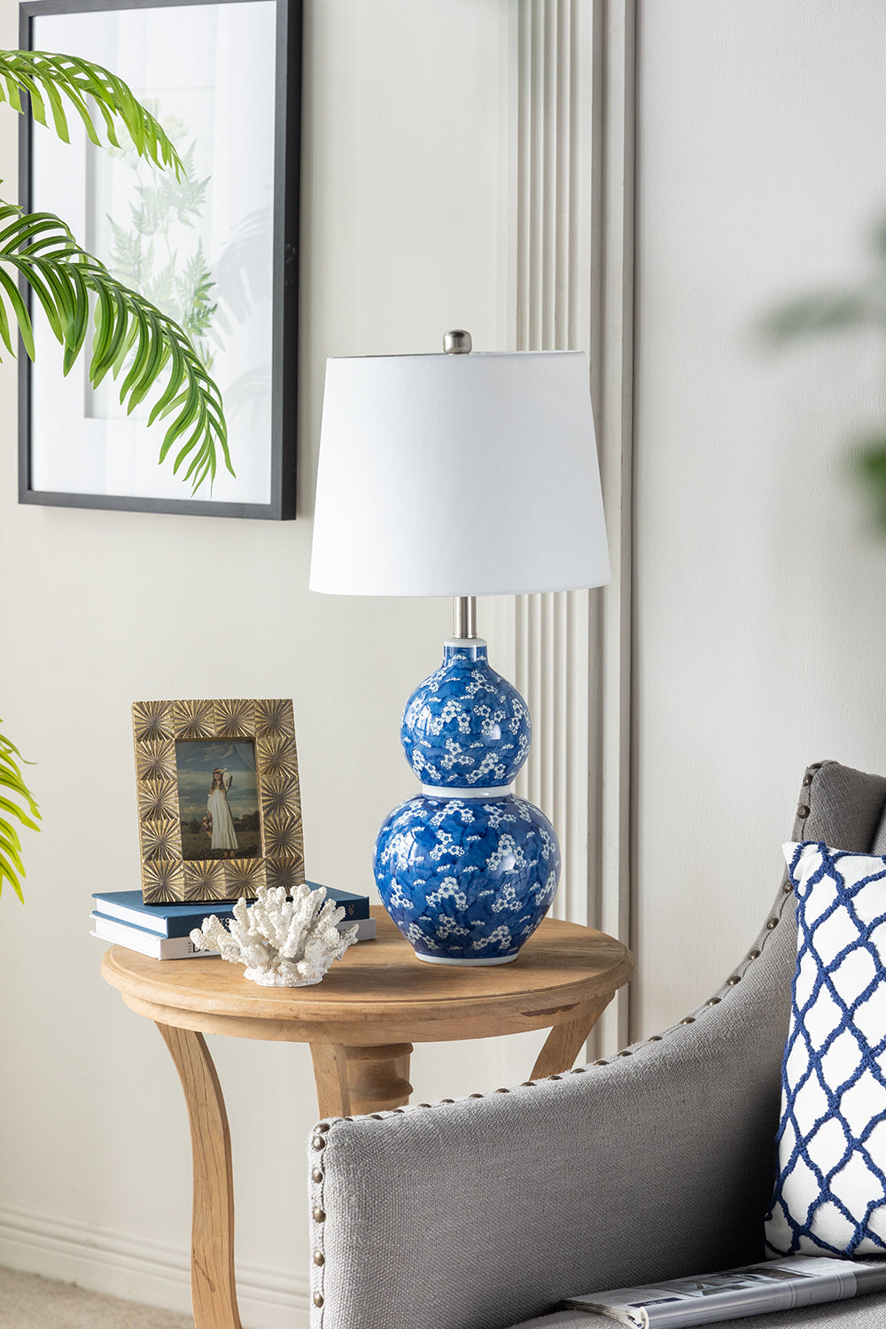 Lyxen Azure Crest Lamp