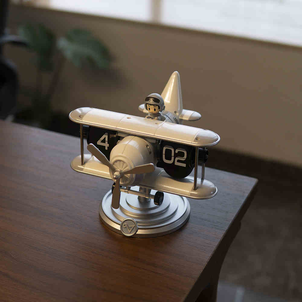 LYXEN AeroFlip – Luxury Aviation-Inspired Flip Clock