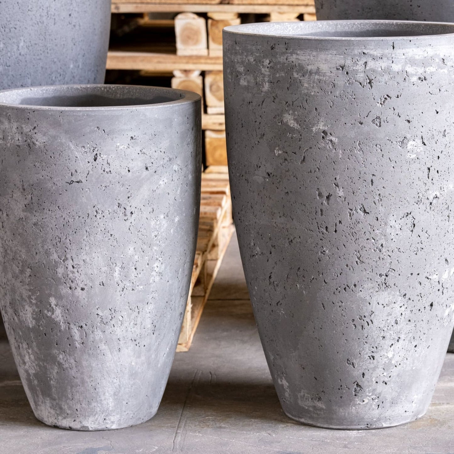 Lyxen™ Vessara Crest – Tall Concrete Planter