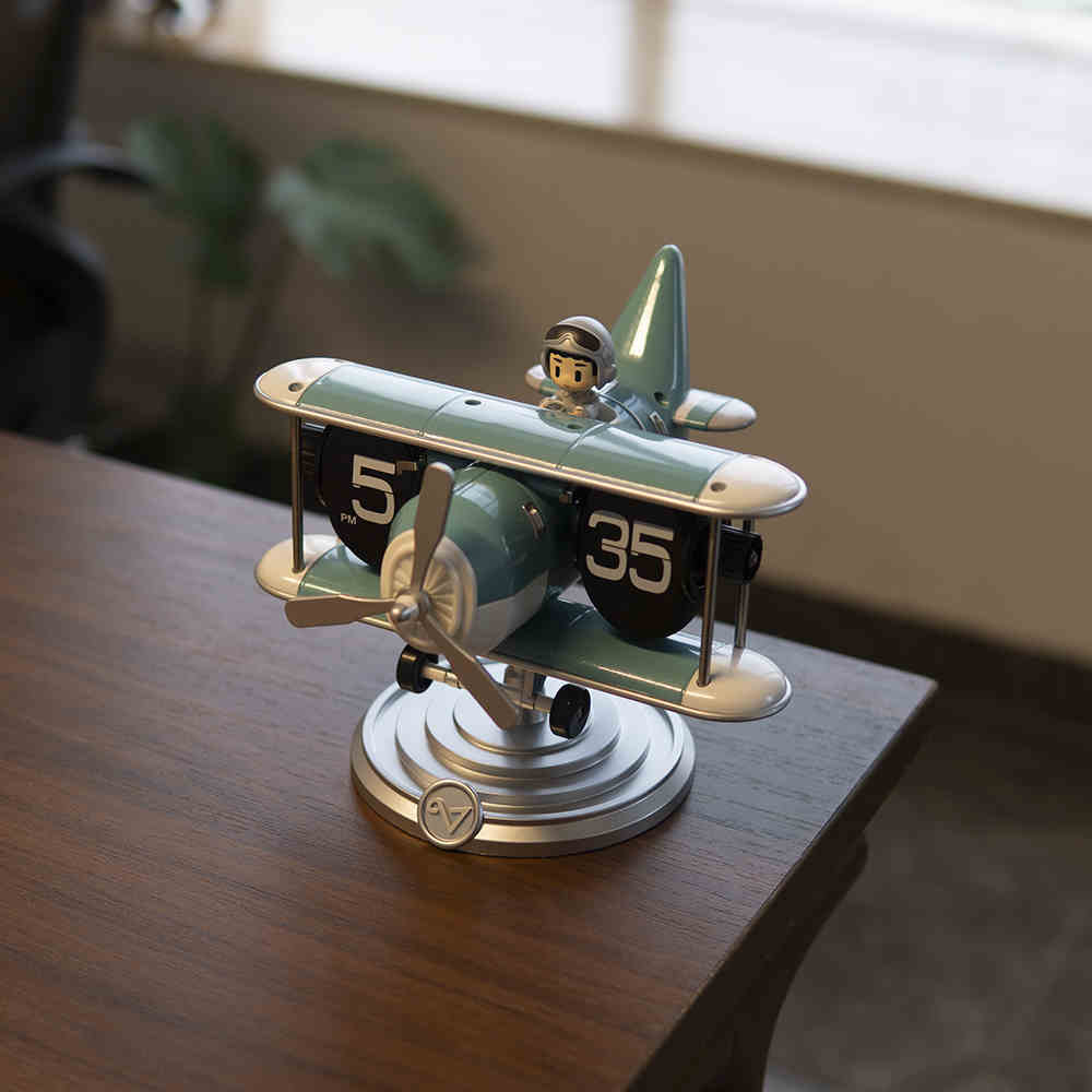 LYXEN AeroFlip – Luxury Aviation-Inspired Flip Clock