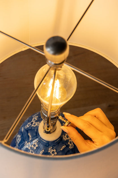 Lyxen Azure Crest Lamp