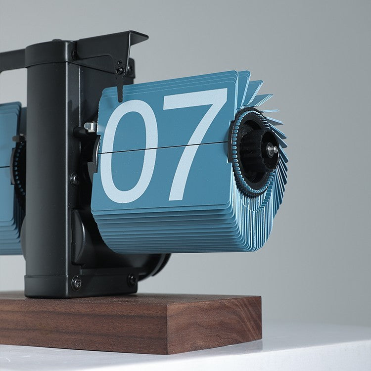 LYXEN RetroFlip – Automatic Walnut-Base Flip Clock