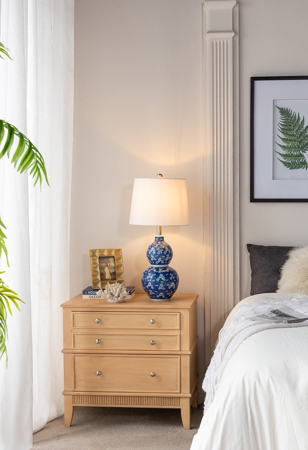 Lyxen Azure Crest Lamp