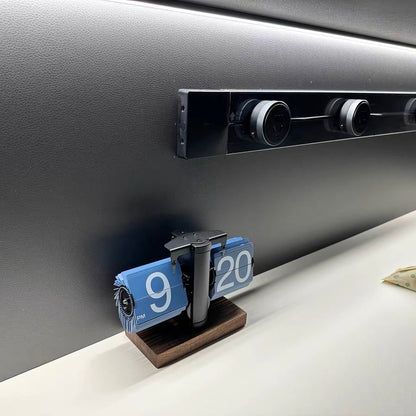 LYXEN RetroFlip – Automatic Walnut-Base Flip Clock