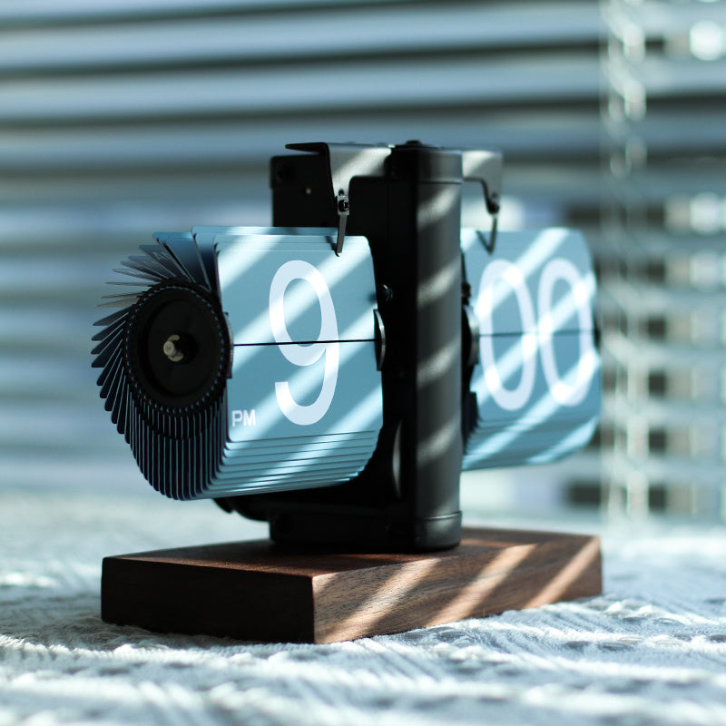 LYXEN RetroFlip – Automatic Walnut-Base Flip Clock