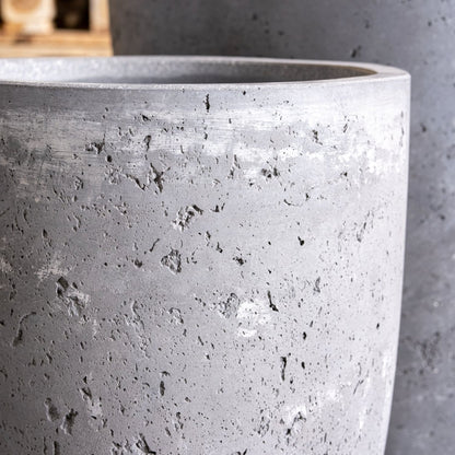 Lyxen™ Vessara Crest – Tall Concrete Planter