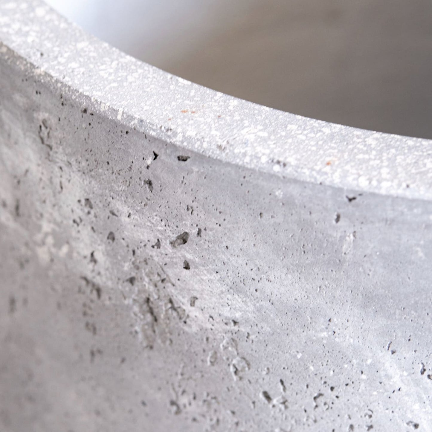 Lyxen™ Vessara Crest – Tall Concrete Planter